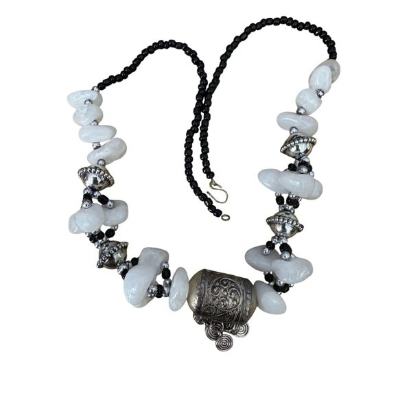White Jade & Onyx Beaded Tibetan Necklace With Silver-Plated Pendant 21" - Picture 6 of 6